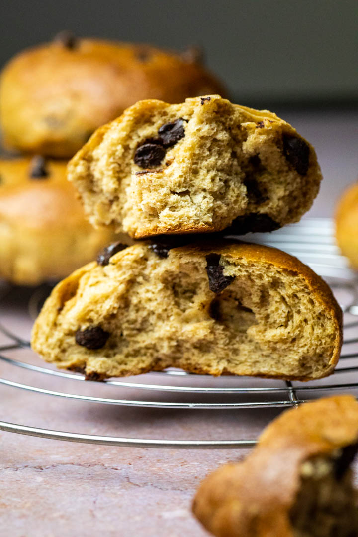 Schoko Brötchen! Flauschige, weiche, vegane Vollkornbrötchen aus Schokolade. (vollwertig)