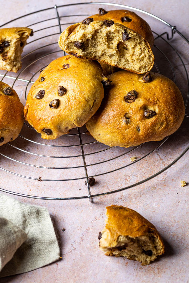 Schoko Brötchen! Flauschige, weiche, vegane Vollkornbrötchen aus Schokolade. (vollwertig)