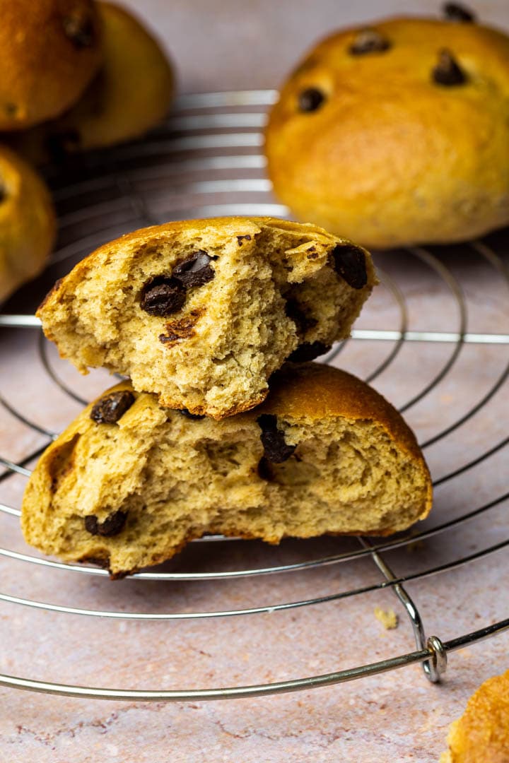 Schoko Brötchen! Flauschige, weiche, vegane Vollkornbrötchen aus Schokolade. (vollwertig)