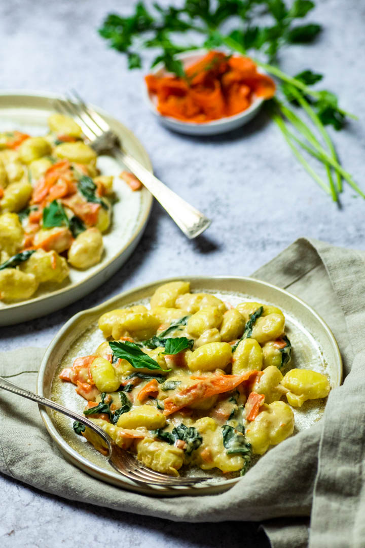 Vegane Gorgonzola Spinat Gnocchi mit geräuchertem Lachs. Würzig, geschmackvolle Cremesauce zubereitet mit natürlichen Zutaten für ein gesundes Abendessen. (vegetarisch)