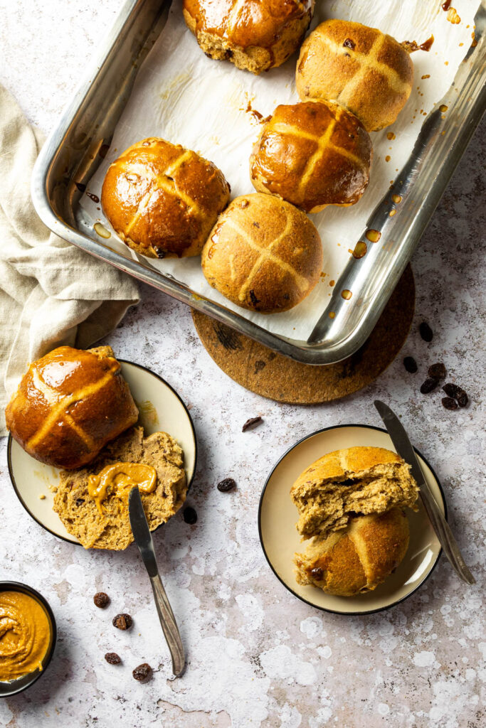 Vegane Osterbrötchen mit Rosinen (Englische Hot Cross Buns) - Ve Eat ...