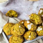 Vegan ofen baked falafel recipe. Easy to make chickpea meatballs with a soft inside and a crispy crunchy outside.