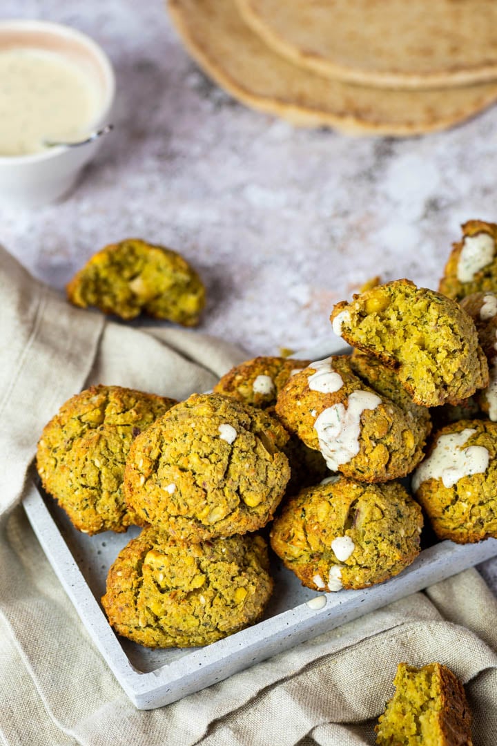 Vegan ofen baked falafel recipe. Easy to make chickpea meatballs with a soft inside and a crispy crunchy outside.