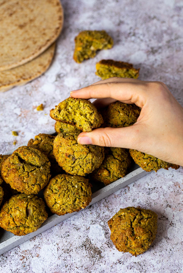 Vegan ofen baked falafel recipe. Easy to make chickpea meatballs with a soft inside and a crispy crunchy outside.