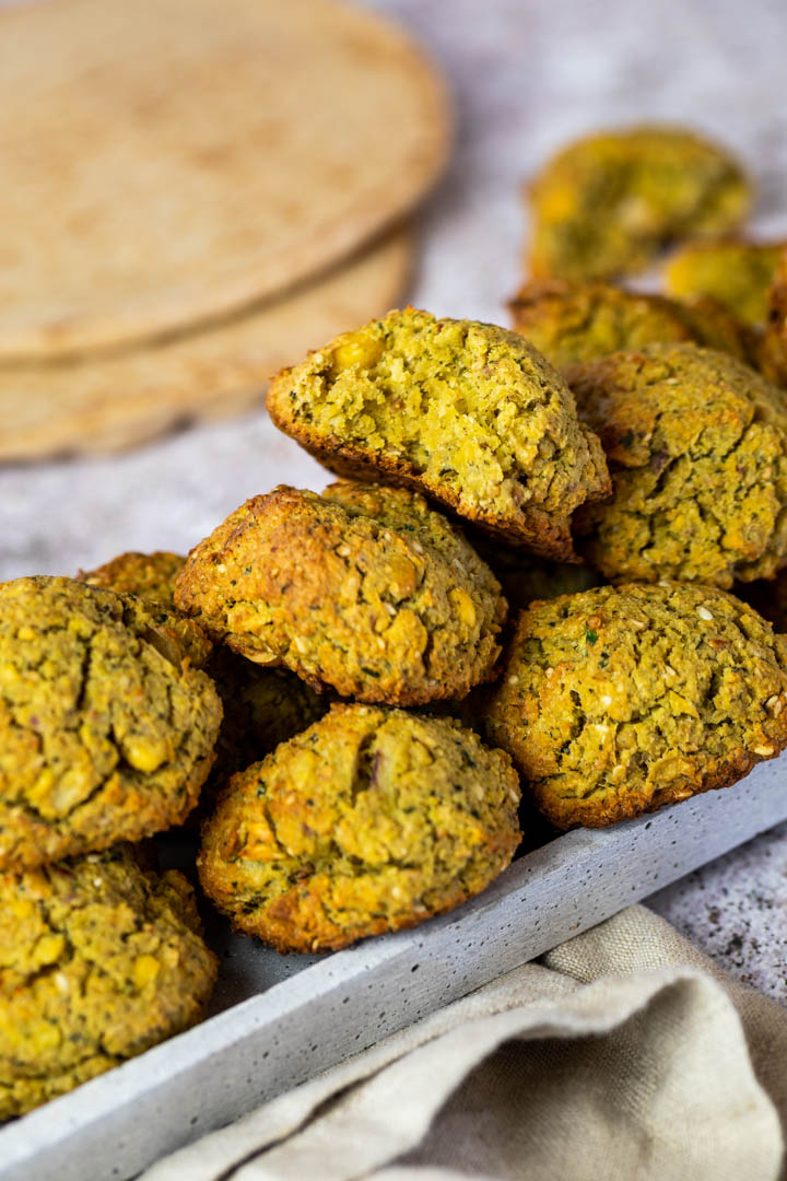 Vegan ofen baked falafel recipe. Easy to make chickpea meatballs with a soft inside and a crispy crunchy outside.