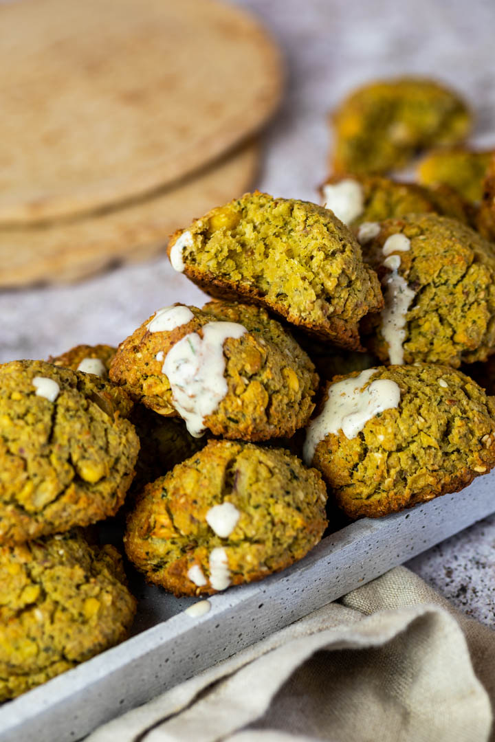 Vegan ofen baked falafel recipe. Easy to make chickpea meatballs with a soft inside and a crispy crunchy outside.