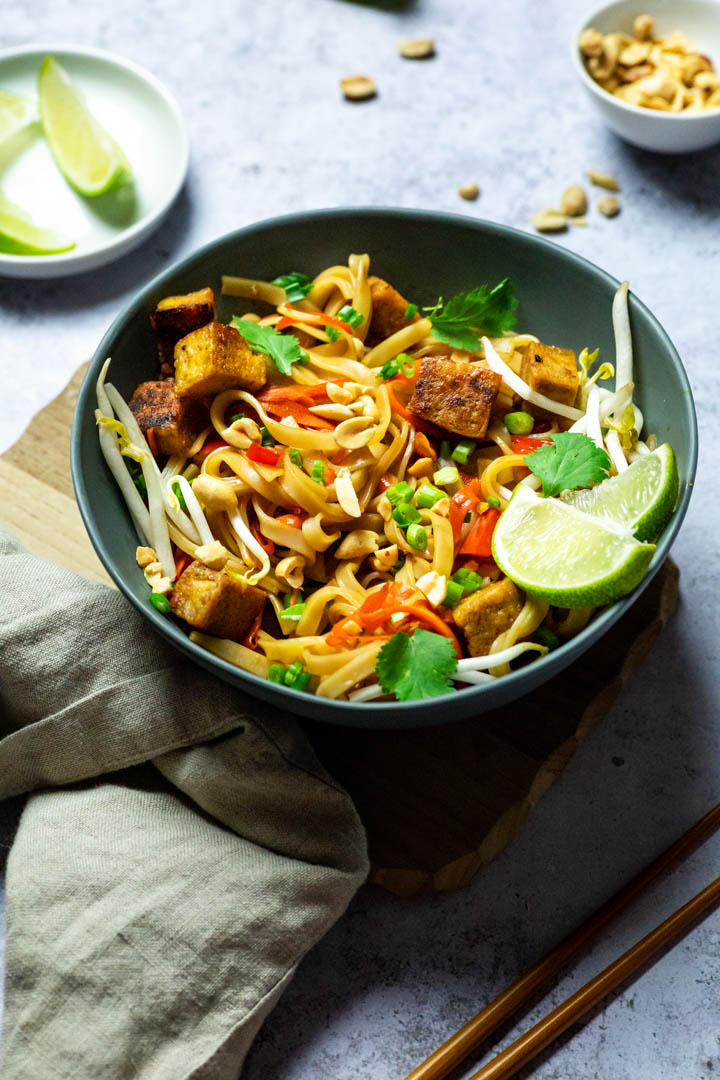 Veganes Tofu Pad Thai zubereitet ohne Öl. Zubereitet mit Sprossen, Karotten, gebackenem Tofu (vegetarisch)