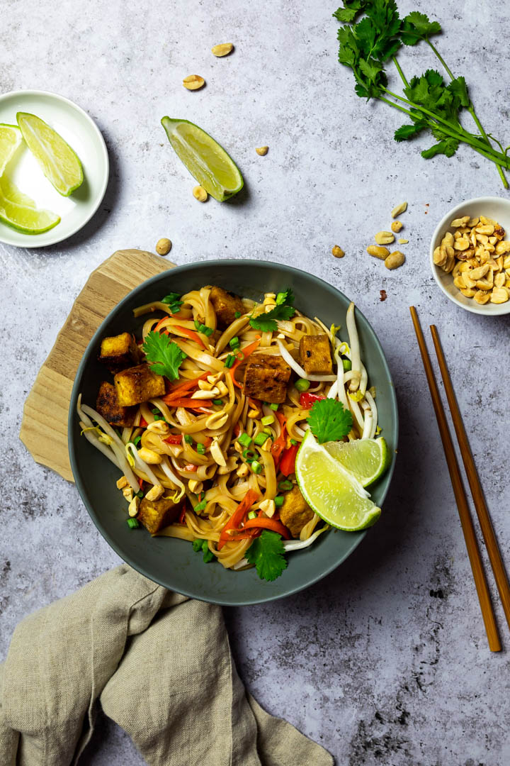 Veganes Tofu Pad Thai zubereitet ohne Öl. Zubereitet mit Sprossen, Karotten, gebackenem Tofu (vegetarisch)