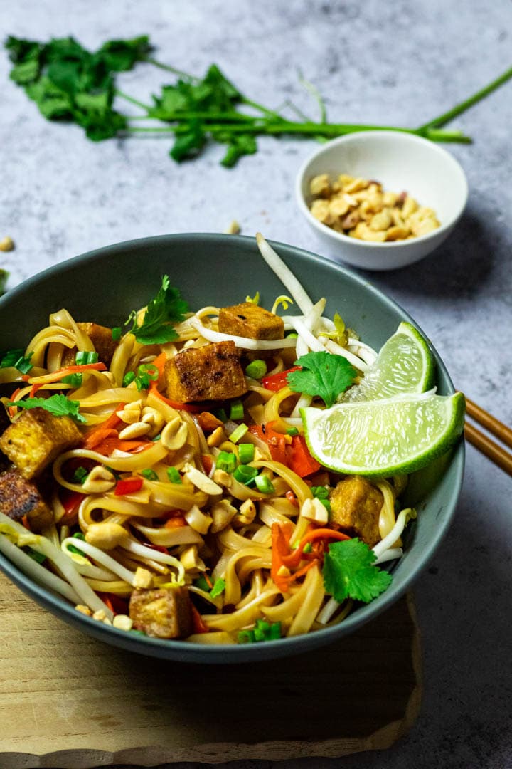 Veganes Tofu Pad Thai zubereitet ohne Öl. Zubereitet mit Sprossen, Karotten, gebackenem Tofu (vegetarisch)