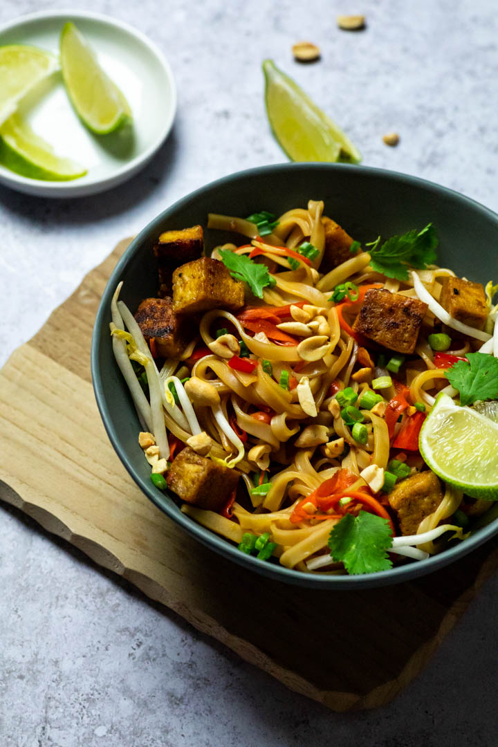 Veganes Tofu Pad Thai zubereitet ohne Öl. Zubereitet mit Sprossen, Karotten, gebackenem Tofu (vegetarisch)