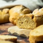 Authentisches französisches Vollkorn-Baguette. Selbstgebackenes Baguette-Brot-Rezept, hergestellt aus 100% Vollkornweizen. (vegan, vollwertig)