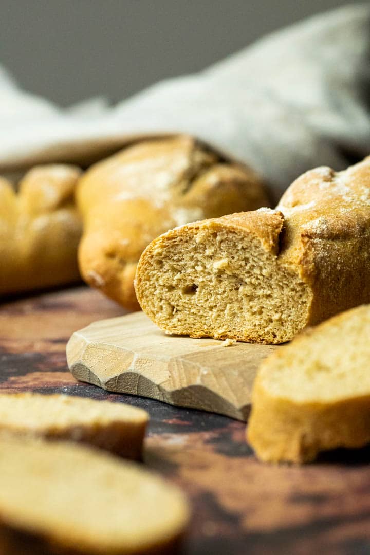 Authentisches französisches Vollkorn-Baguette. Selbstgebackenes Baguette-Brot-Rezept, hergestellt aus 100% Vollkornweizen. (vegan, vollwertig)