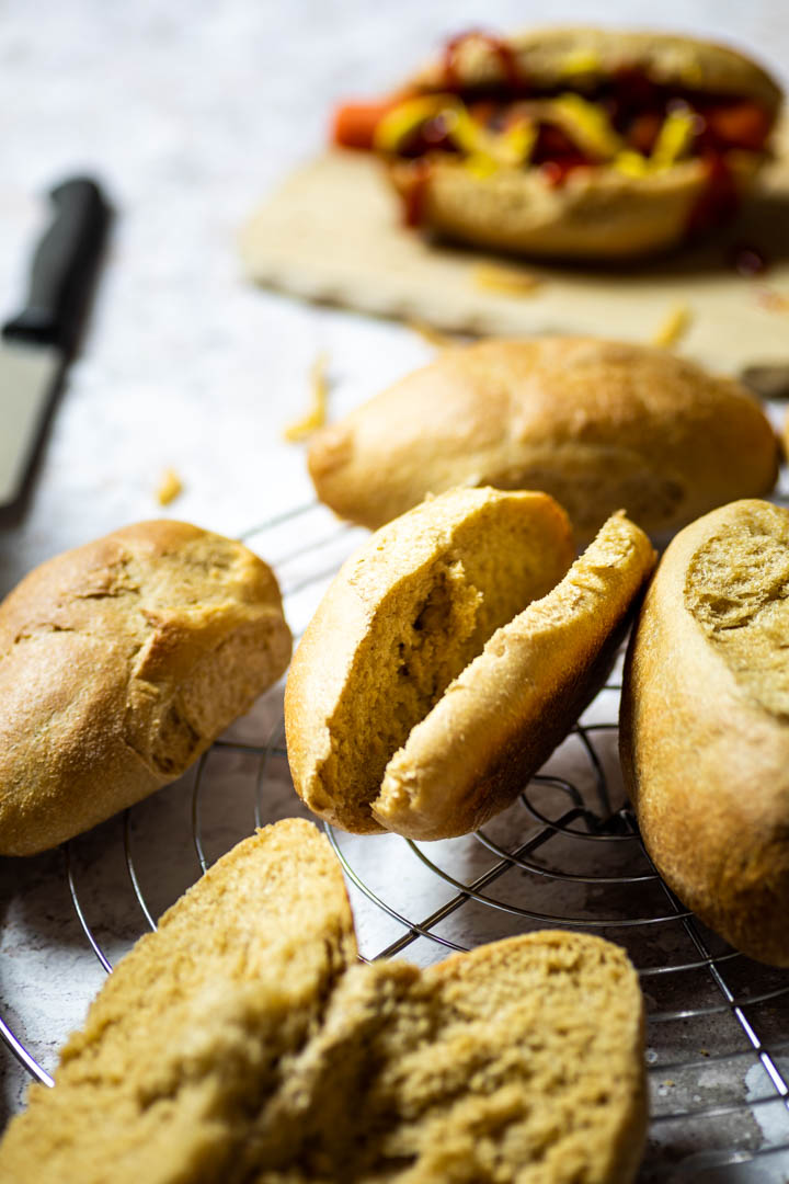 Selbst gemachte vegane Vollkornweizen-Hot Dog Brötchen. Perfekt für Sandwiches, Hot Dogs oder Burger. 100% Vollkorn