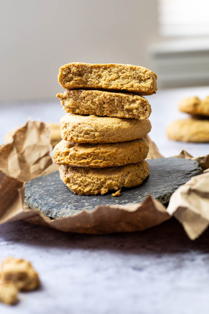 Gerade Ansicht der Buttermilch Biscuits. Mit zwei halben Biscuits um das Innere zu sehen.