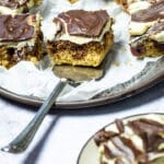 Vegane Donauwelle mit einem Stück der Donauwelle im Focus.