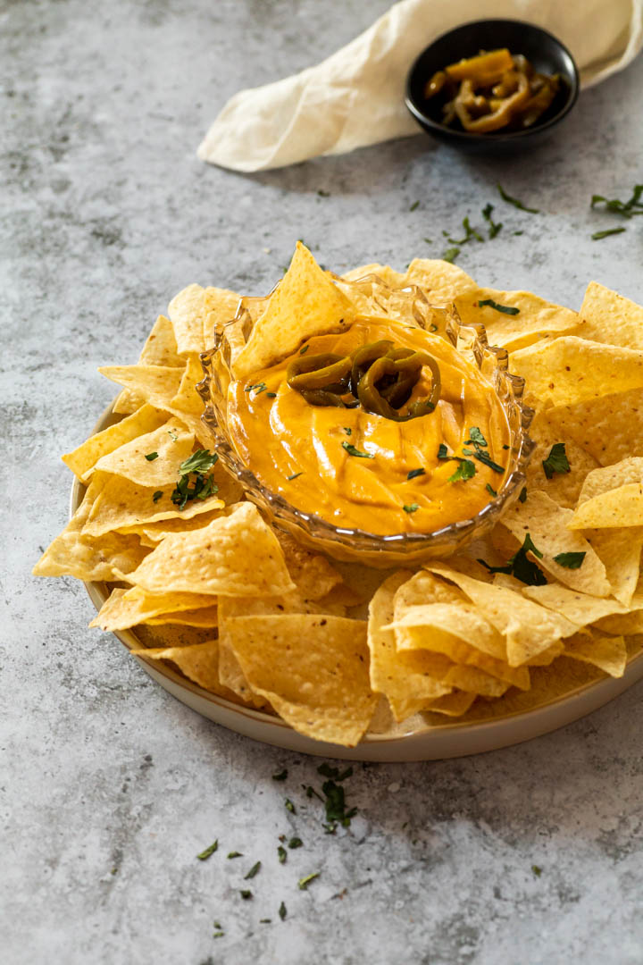 Teller mit Tortilla Chips und einer veganen Nacho Käse Sauce