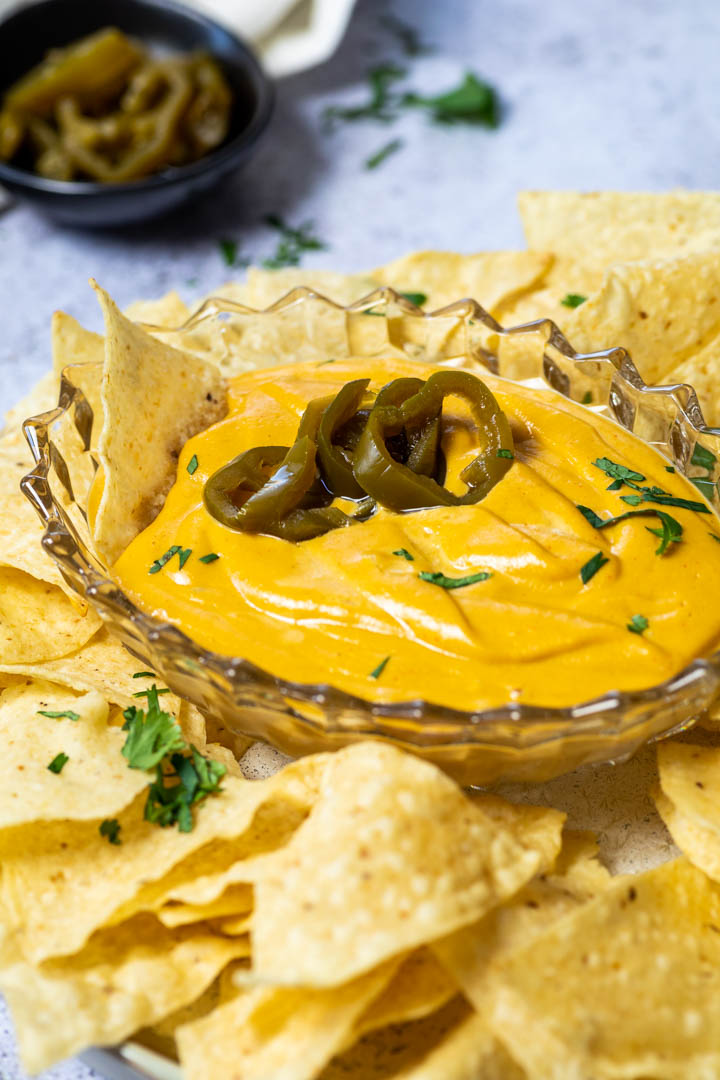 Veganer Nacho Käse Dip in einer Schüssel mit Tortilla Chips