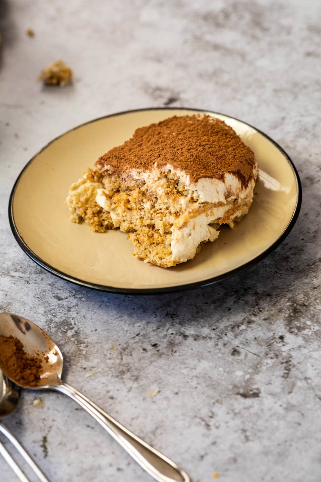 Stück veganes Tiramisu auf einem Teller