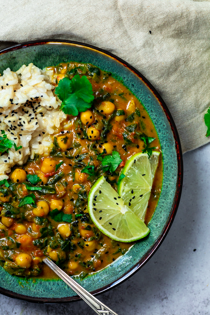 Nachaufnahme des veganen Kichererbsen Currys mit Spinat und Naturreis