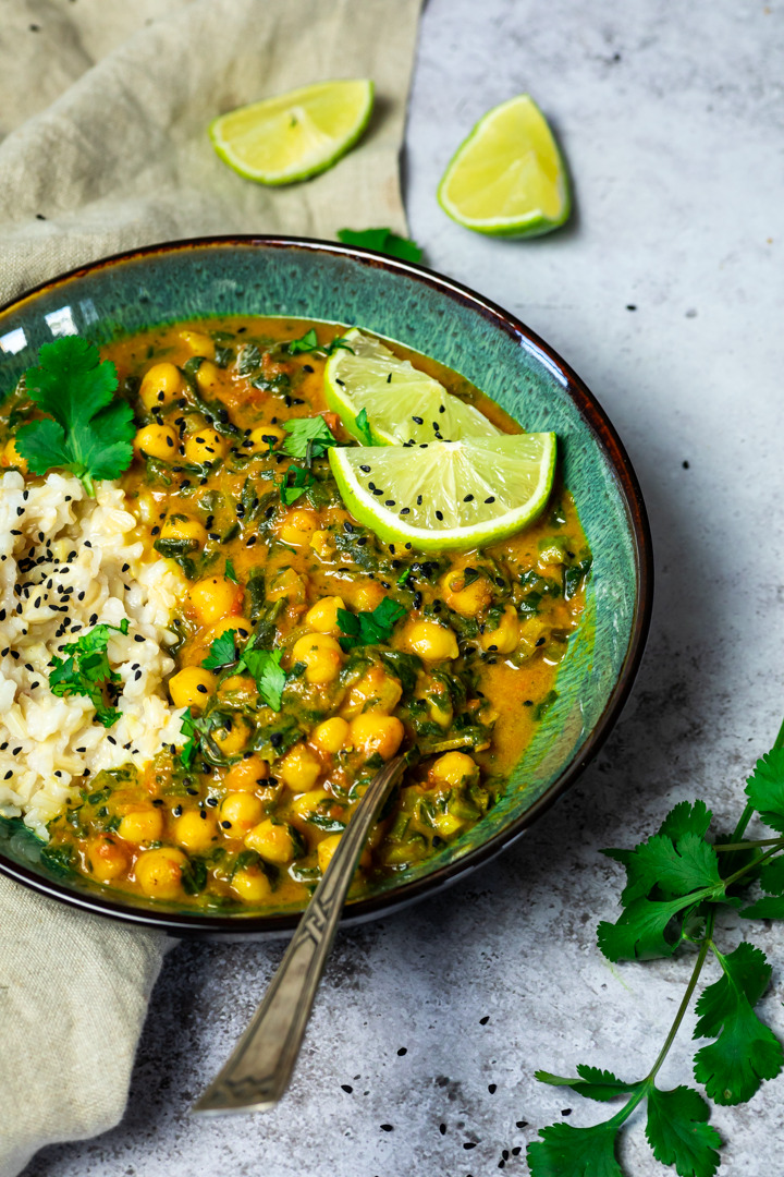 Kichererbsen Curry mit Spinat (Grünkohl) dazu Naturreis. In einer Schüssel serviert. 