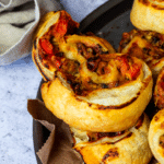 Nahaufnahme veganer Pizzaschnecken