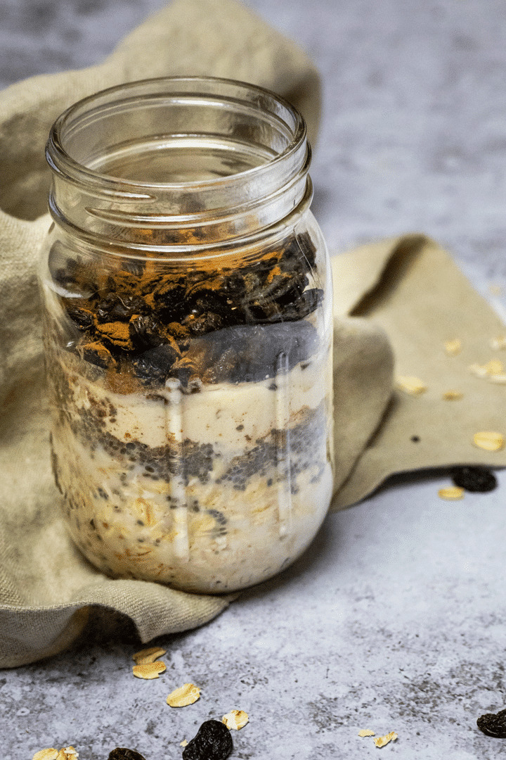 Zimtschnecken Overnight Oats in einem Glas