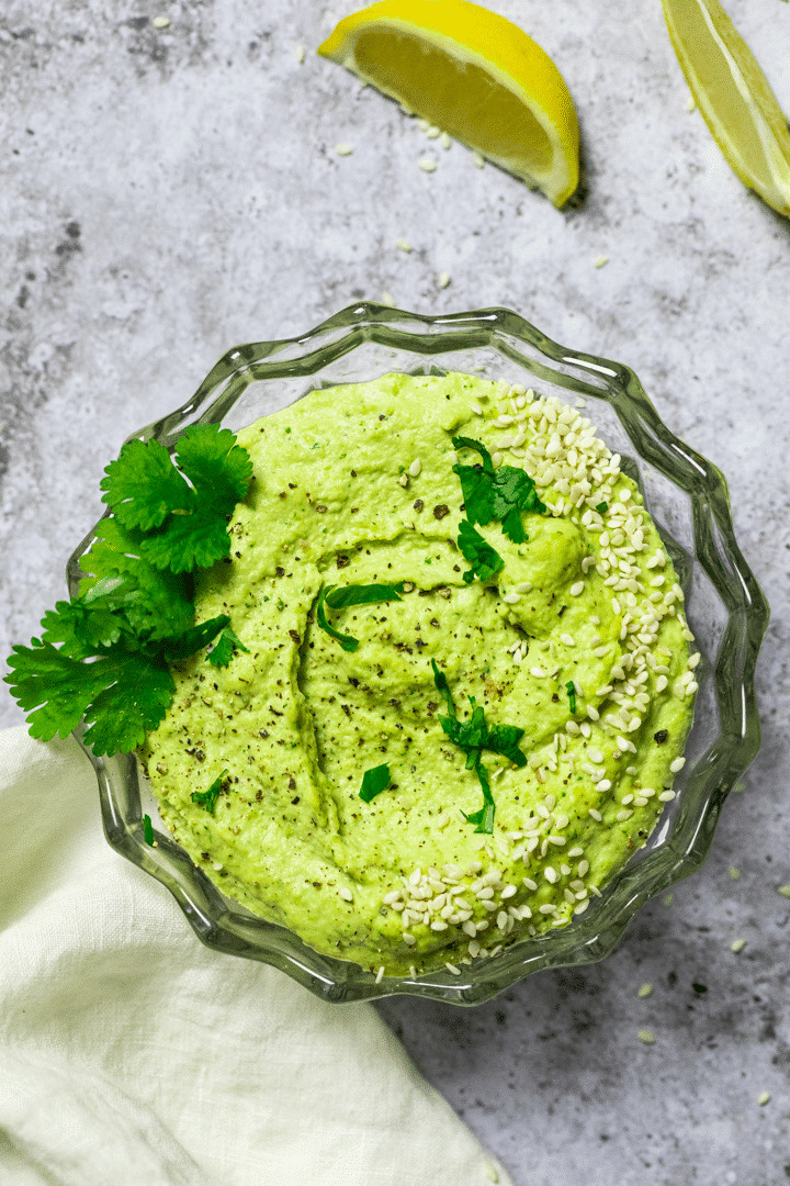 Flatlay Fotografie von einer Schüssel mit Edamame Hummus