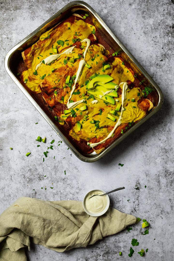 Vogelansicht eines veganen Enchilada-Auflaufs