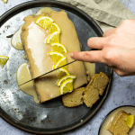 Zitronenkuchen der gerade angeschnitten wird