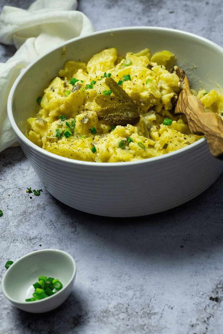 Große Schüssel mit veganem Kartoffelsalat