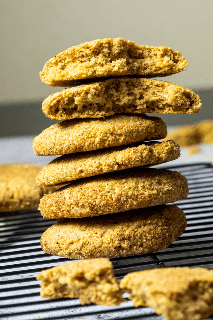 Gerade Ansicht auf einem Stapel veganer Snickerdoodles