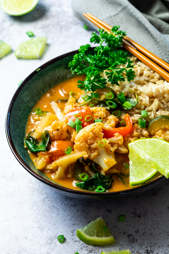 Nahaufnahme einer Schüssel mit veganem roten Curry.