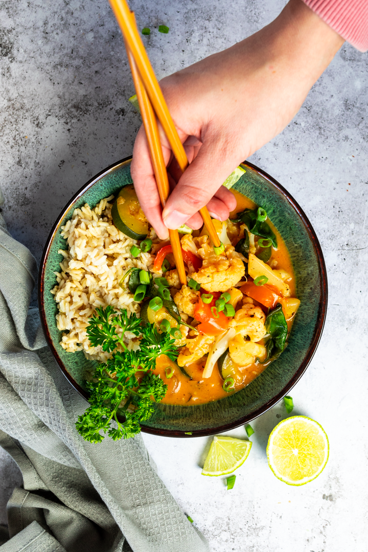 Rotes Curry in einer Scshüssel mit Reis serviert