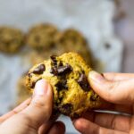 Vegane Schokoladenkeks in der Hand