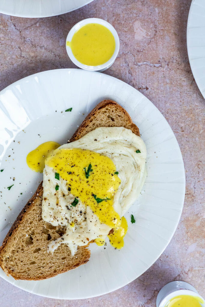 Nahaufnahme eines veganen Spiegeleis