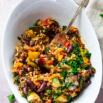 Vegan Gemüse Jambalaya in einer Schüssel serviert