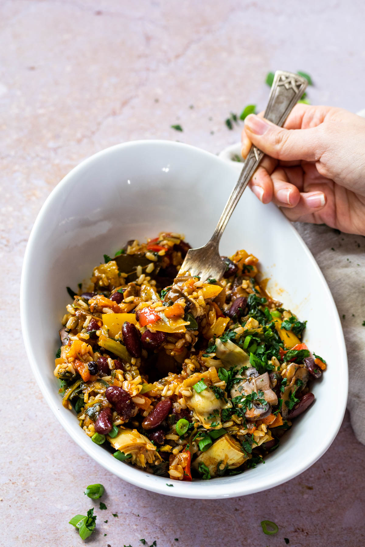 Eine Gabel mit veganem Jambalaya halten