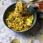 Vegane Zitronennudeln in einer Schüssel mit einer Gabel voller Spaghetti