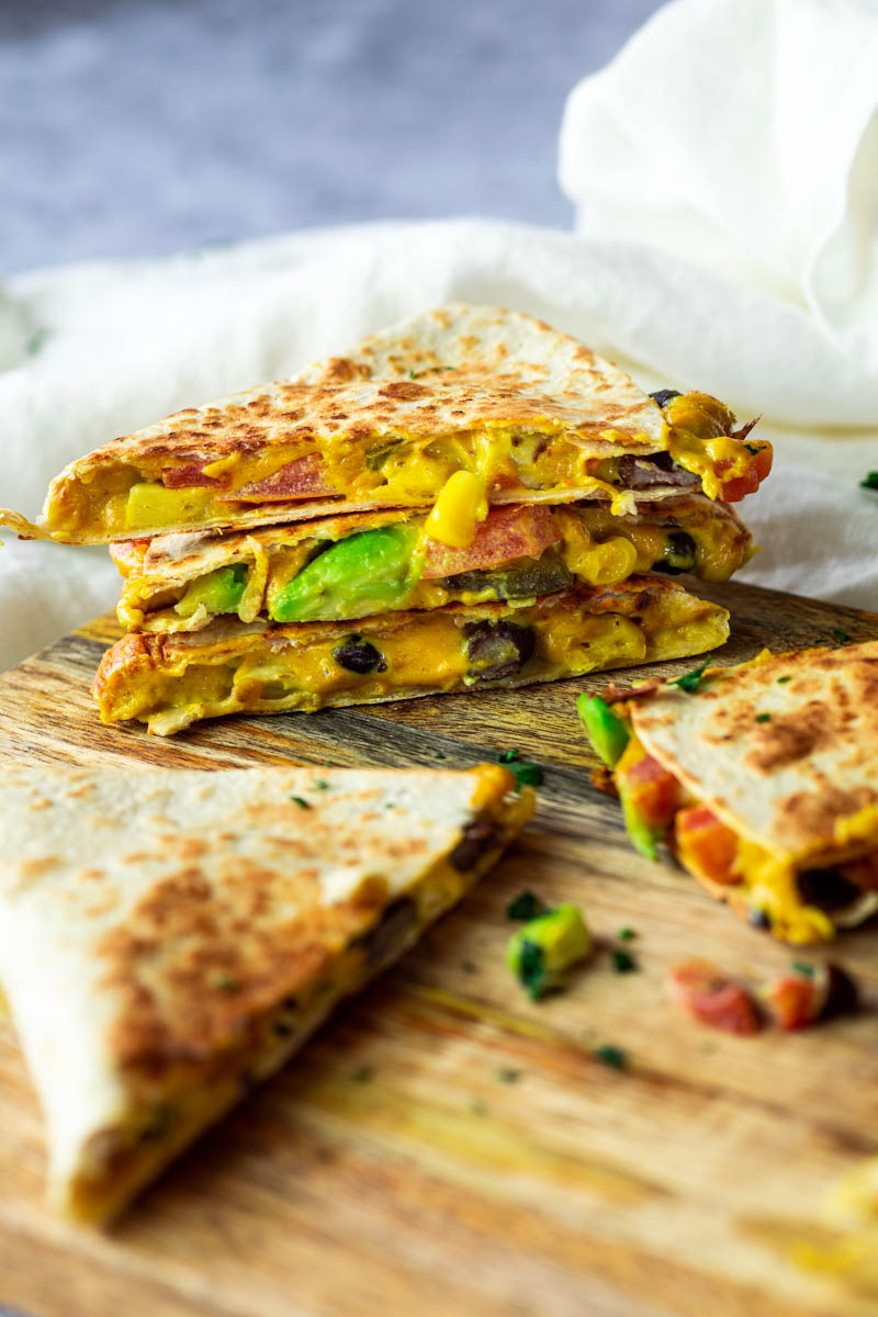 Vegane Quesadillas gefüllt mit Gemüse und einer hausgemachten veganen Quesco-Käsesauce