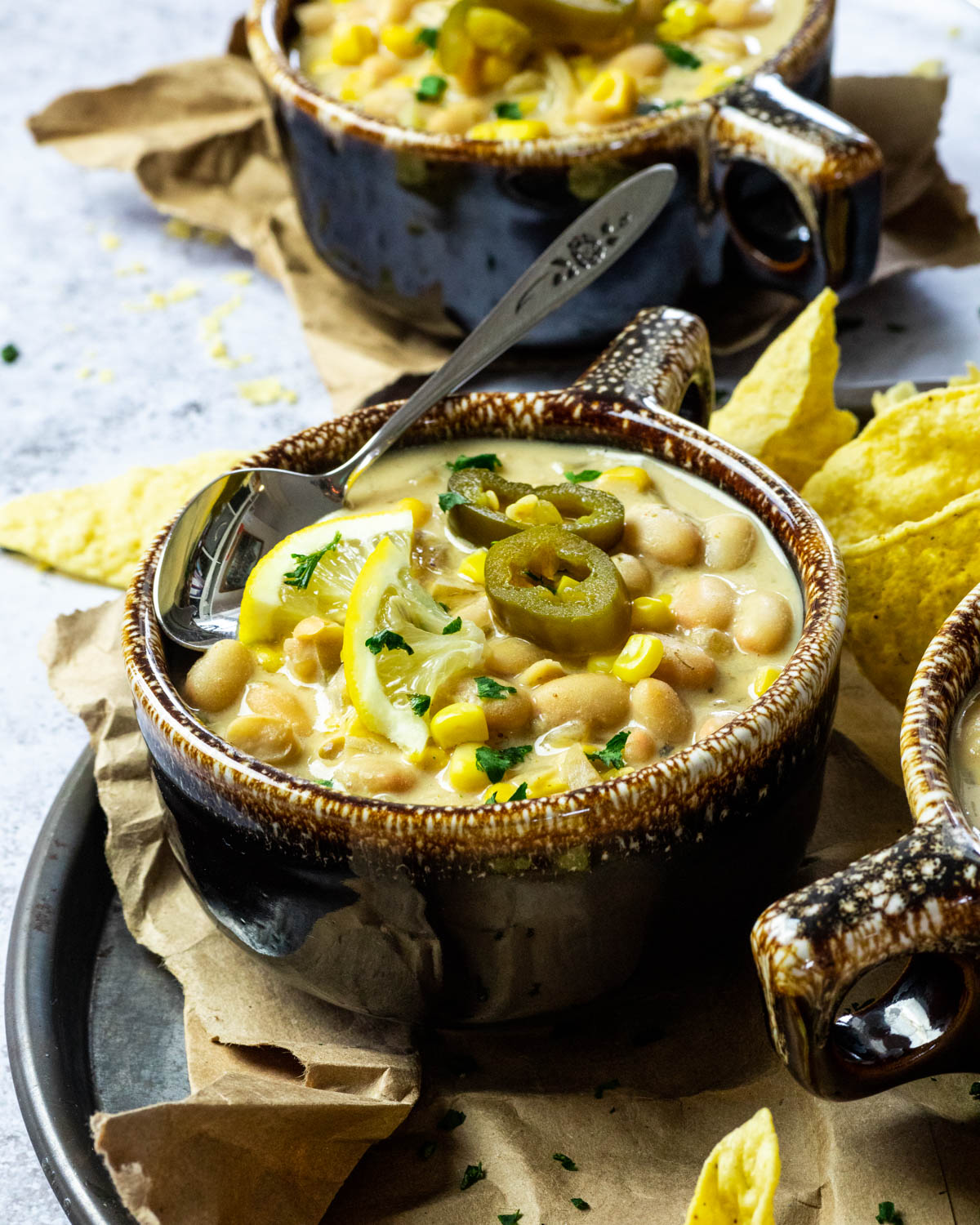 Veganer weißer Chili in kleinen Schüsseln serviert