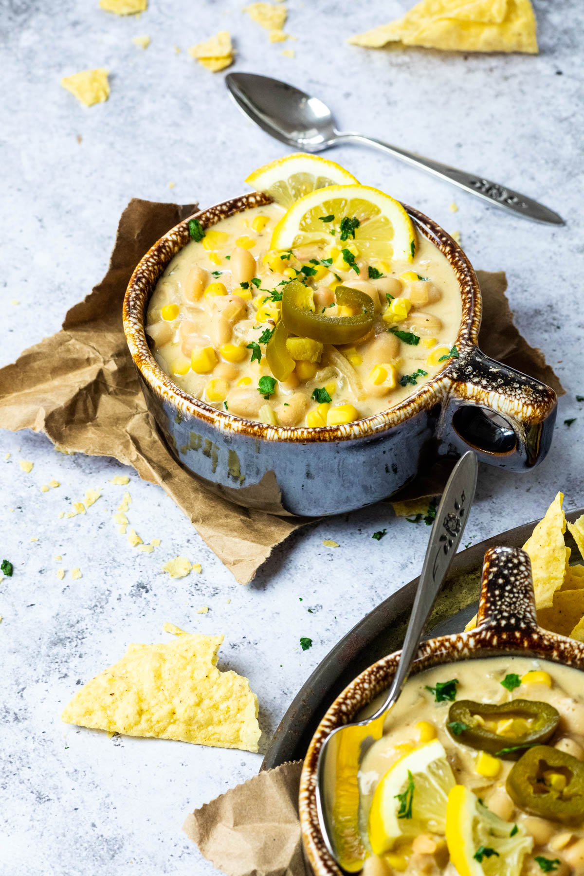 Veganer weißer Chili im Fokus mit einer verschwommenen Chili-Schüssel vorne