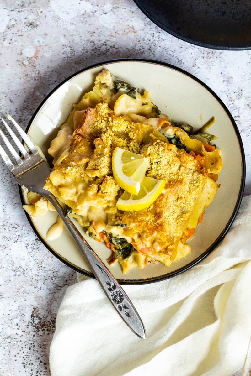 Vogelansicht der veganen weißen Lasagne auf einem Teller