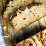 2 vegane wfpb Bananenbrotscheiben auf einem Holzbrett