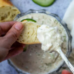 Geben etwas veganes Tzatziki auf ein Stück Baguette