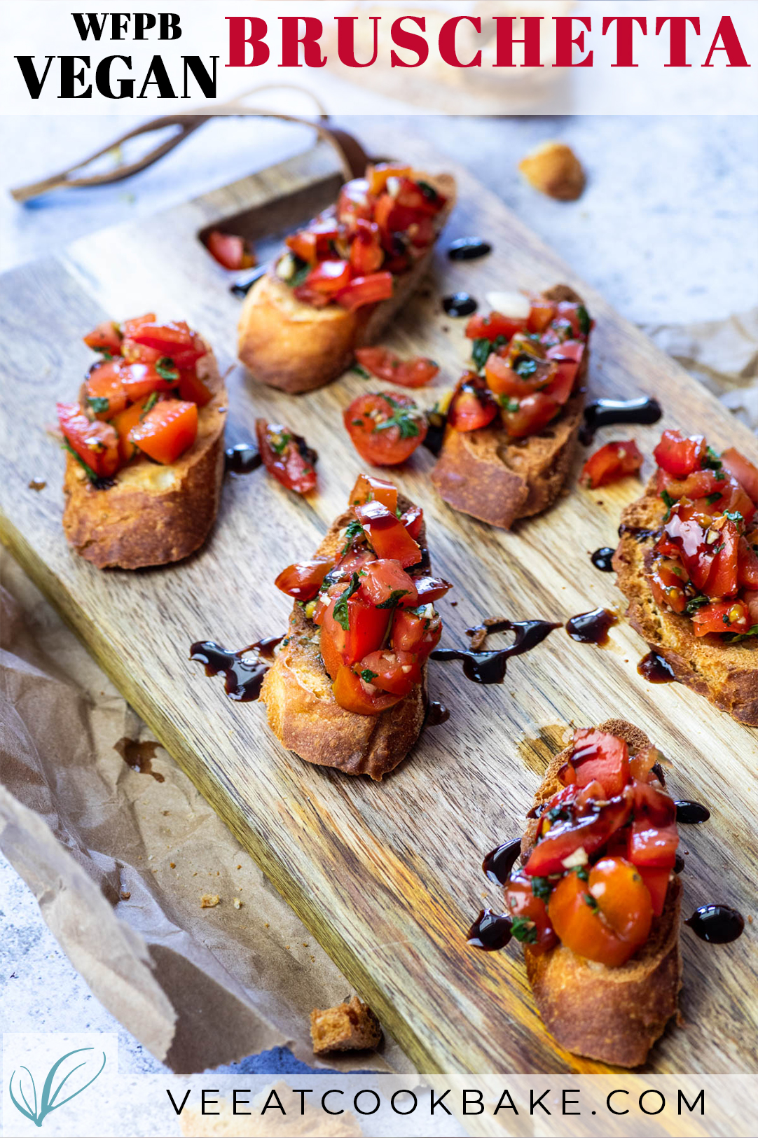 Vegane Bruschetta Crostini serviert auf einer Tafel mit Text