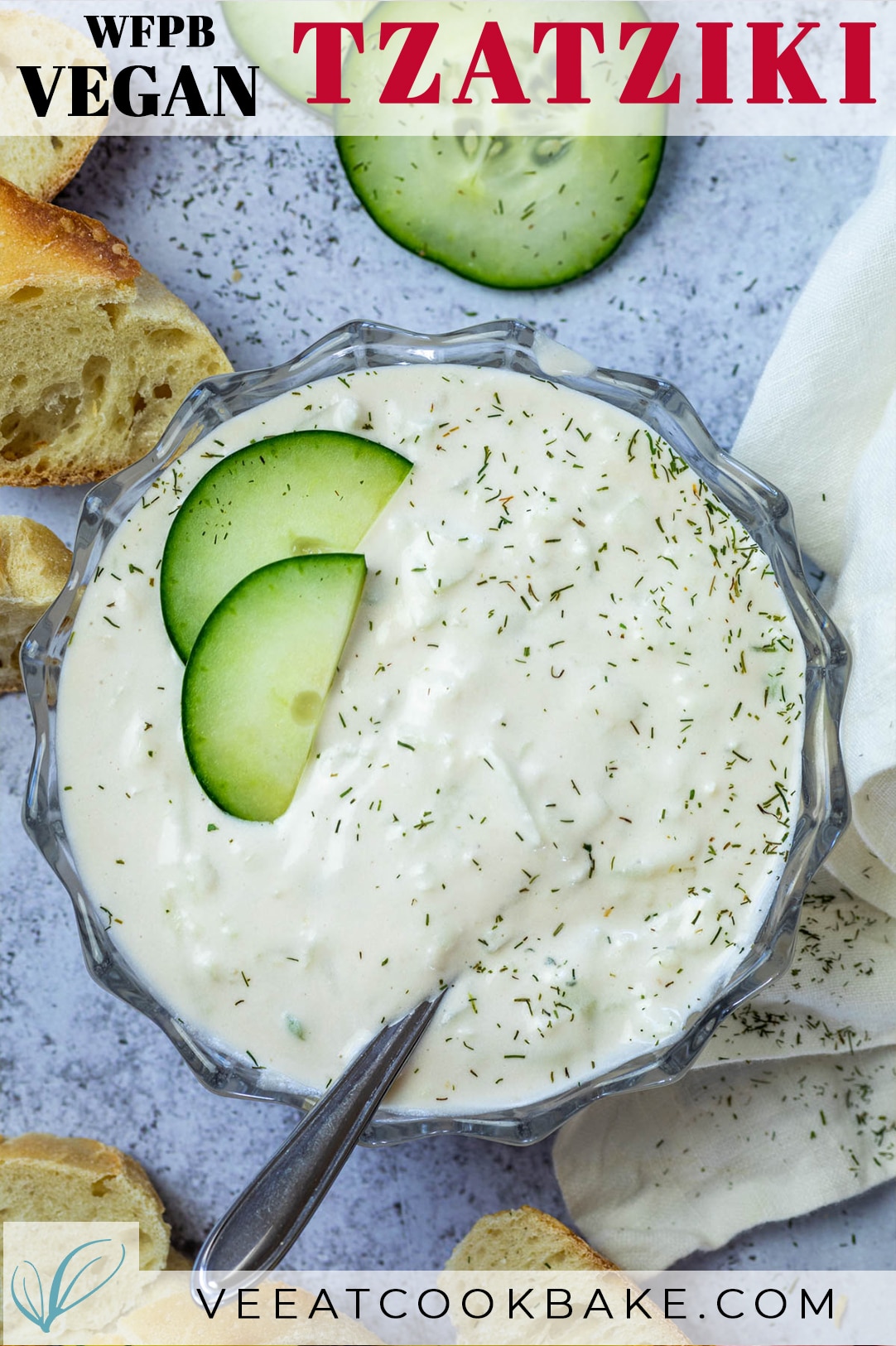 Veganer Tzatziki in einer Schüssel mit Text