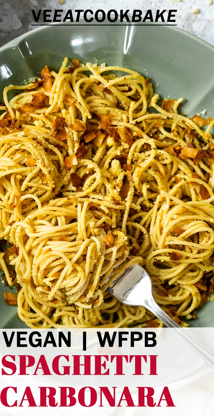 Nahaufnahme Spaghetti Carbonara in vegan serviert auf einem Nudelteller mit Text.