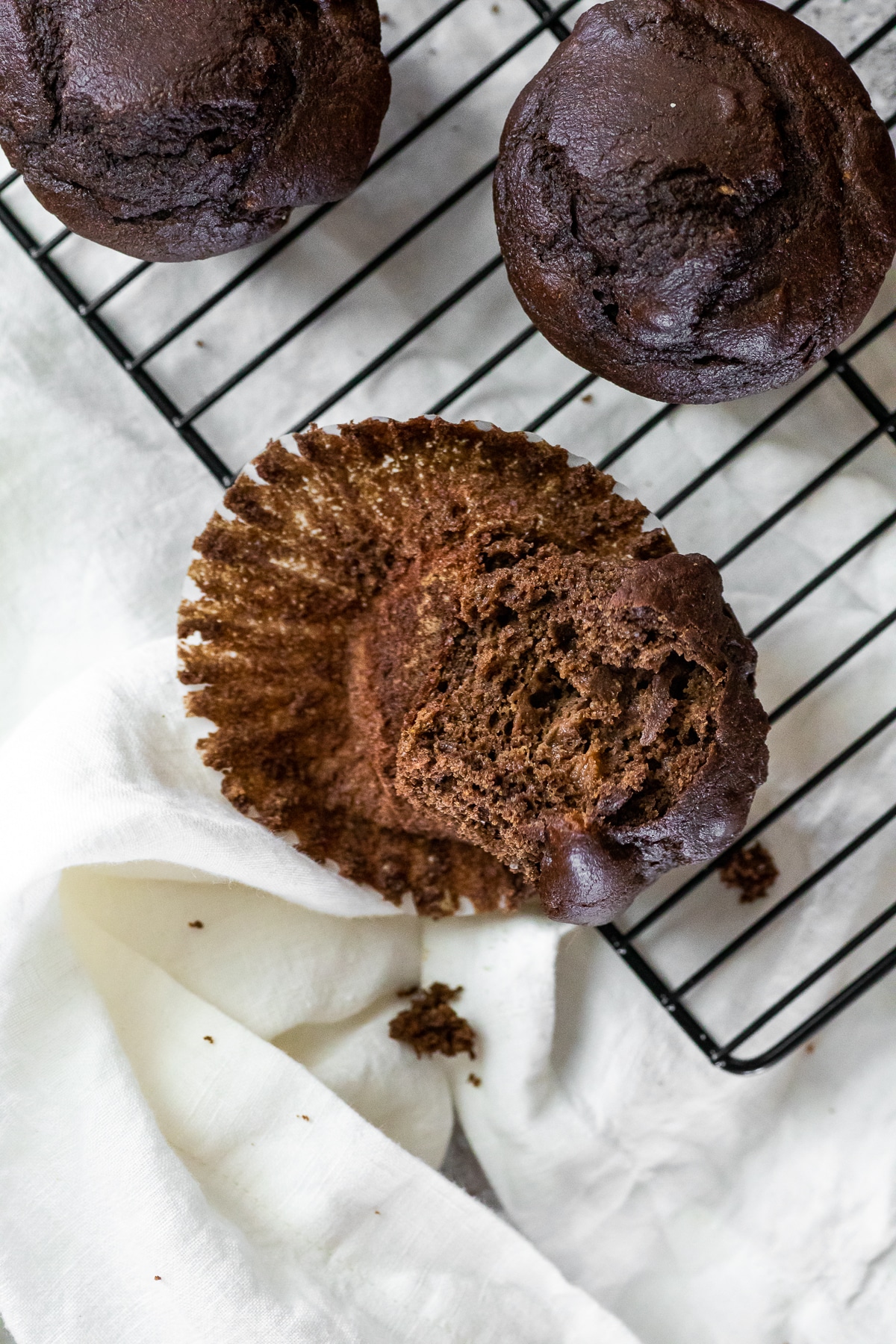 Vogelansicht des Schokoladenmuffins.