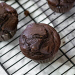 Ein Schokoladenmuffin im Fokus mit verschwommenen Schokoladenmuffins.