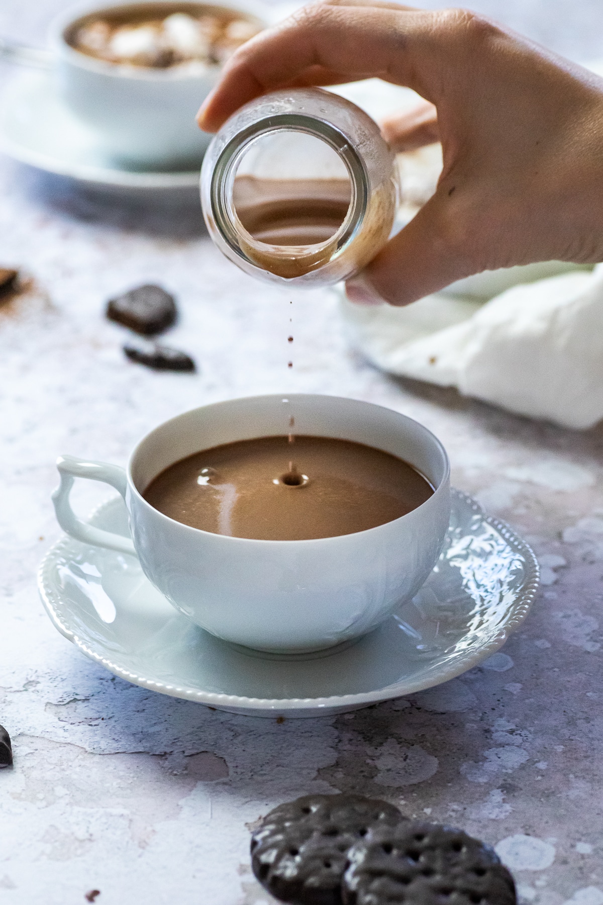 Vegane heiße Schokolade in eine Tasse gießen.